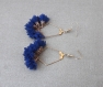 Boucles d'oreilles support en forme de polygone doré pompons fleurs en tissu bleu roi