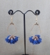 Boucles d'oreilles support en forme de polygone doré pompons fleurs en tissu bleu roi