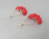 Boucles d'oreilles support en forme de polygone doré pompons fleurs en tissu rouges