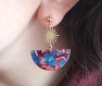 Boucles d'oreilles demi lune écaille de tortue rouge, rose, bleu et intercalaires soleil
