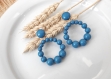 Boucles d'oreilles (petit modèle) créoles perles bleu denim en résine - esprit vintage