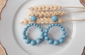 Boucles d'oreilles (grand modèle) créoles perles bleu vintage en résine - esprit vintage