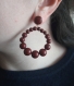Boucles d'oreilles (grand modèle) créoles perles bordeaux en résine - esprit vintage