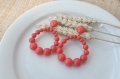 Boucles d'oreilles (grand modèle) créoles perles rouge corail en résine - esprit vintage