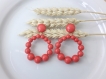 Boucles d'oreilles (petit modèle) créoles perles rouge corail en résine - esprit vintage