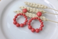 Boucles d'oreilles (petit modèle) créoles perles rouge corail en résine - esprit vintage