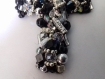 Collier pendentif croix en perles brodé à la main