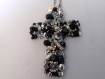 Collier pendentif croix en perles brodé à la main