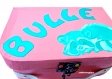 Cadeau baby shower personnalisé valise carton corail vert raton laveur