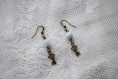 Boucles d'oreilles bronze - clé et perle bleue 