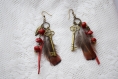 Boucles d'oreilles bronze - clé, plume, perle rouge et cuir rouge