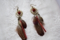 Boucles d'oreilles bronze - perle rouge naturelle, plume naturelle, plume bronze, cuir rouge