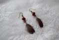 Boucles d'oreilles bronze - plume naturelle et perle naturelle rouge