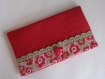 Porte-chéquier en coton texturé rouge corail, dentelle et coquelicots