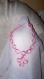 Collier réalisé au crochet de couleur rose 