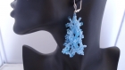 Boucles d'oreille corail bleu triple branche en perles