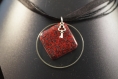 Collier pendentif carré rouge/gris/noir en pâte polymère