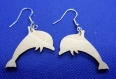 Boucles d'oreilles pendantes  dauphins  en bois naturel de tilleul fait main.