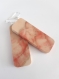 Boucles d'oreilles pendantes en bois d' erable négundo rose fait main.