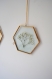 Cadre hexagonal à suspendre verre et métal doré fleurs séchées, herbier art botanique, art pressé de fleurs, gypsophile eucalyptus