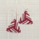 Boucles d’oreille en perle miyuki – triangle en motif rayé – bordeaux et blanc
