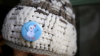 Badge fait main - bonhomme de neige kawaii, illustration hiver, citation noël, decoration pull de noël, petit cadeau, calendrier de l'avent 