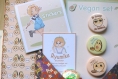 Fait main - set vegan de 3 badges, marque-page, stickers, illustration avocat et pois-chiche, boite a papeterie vegetarien, cadeau noël 