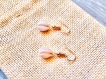 Boucles d’oreilles dorées avec coquillages cauris