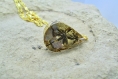 Collier naturel en or et résine fleurs naturelles avec éclats de nacre et feuille d'or
