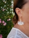 Boucles d'oreille pendantes bouquet fleurs blanches