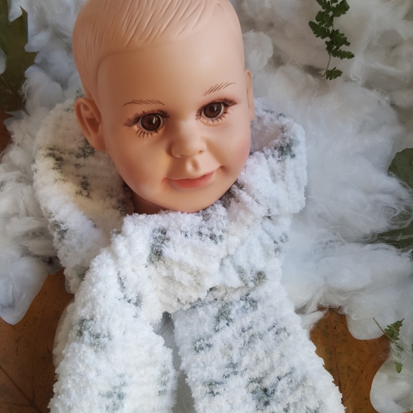 Echarpe enfant en laine chenille , blanche et grise .toute en