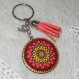 Porte clé rond 4cm + attache, décor mandala rose et breloque couronne