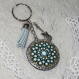 Porte clé rond 4cm + attache, décor mandala bleu, argent et guitare
