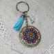 Porte clé rond 4cm + attache, décor mandala bleu et breloque tour eiffel