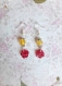 Boucles d'oreilles pendantes fleurs avec perles jaunes et roses rouges en résine