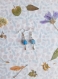 Boucles d'oreilles pendantes avec perles bleues en verre, charms goutte et calottes tibétaines