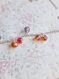 Bracelet breloque groseille sur une chaîne argentée avec des perles de 8 mm