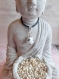Collier perle blanche avec motif feuille d'érable en relief et calottes tibétaines