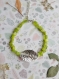 Bracelet de perles pépites chips irrégulières vertes avec une feuille