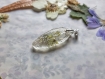 Collier pendentif plume transparente et feuille en résine
