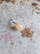 Boucles d'oreilles fleurs pendantes avec perles beiges crénelées