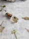 Pendentif fiole en verre et résine avec incrustation de fleur blanche