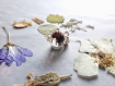 Collier pendentif théière en résine avec incrustation de thé et de feuilles d'or