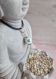 Collier perle blanche avec motif feuille d'érable en relief et calottes tibétaines