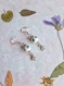 Boucles d'oreilles pendantes feuilles d'érable en perles blanches et charms