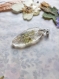 Collier pendentif plume transparente et feuille en résine