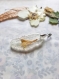 Collier pendentif plume transparente et fleur en résine