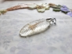 Collier pendentif plume transparente et fleur en résine