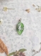 Collier / pendentif en forme de feuille verte en résine, avec des feuilles d'argent