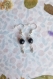 Boucles d'oreilles pendantes avec perles noires en verre, calottes tibétaines et charms argentés